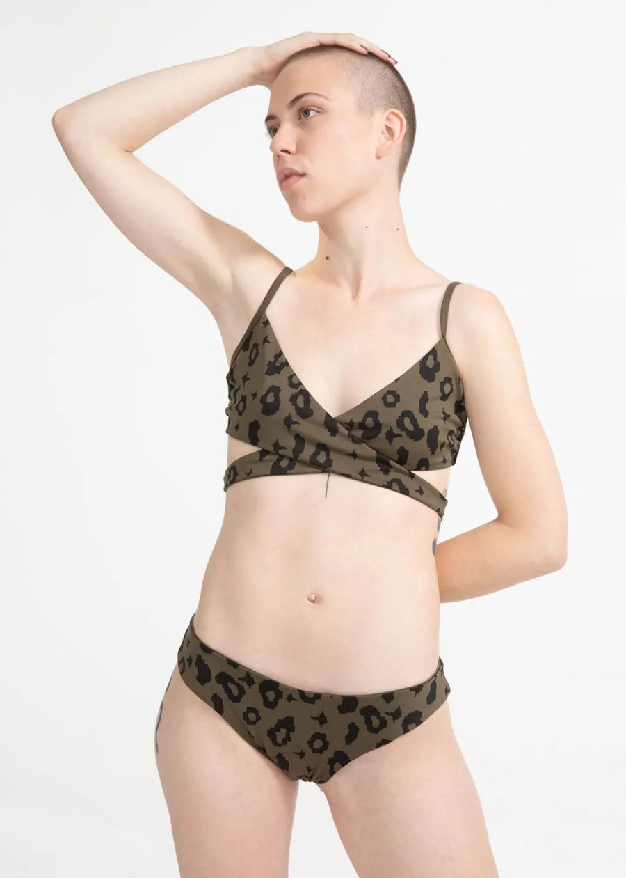 nachhaltige bikini bottom arpoador green leopard moss, sustainable swimwear, reversible swimwear