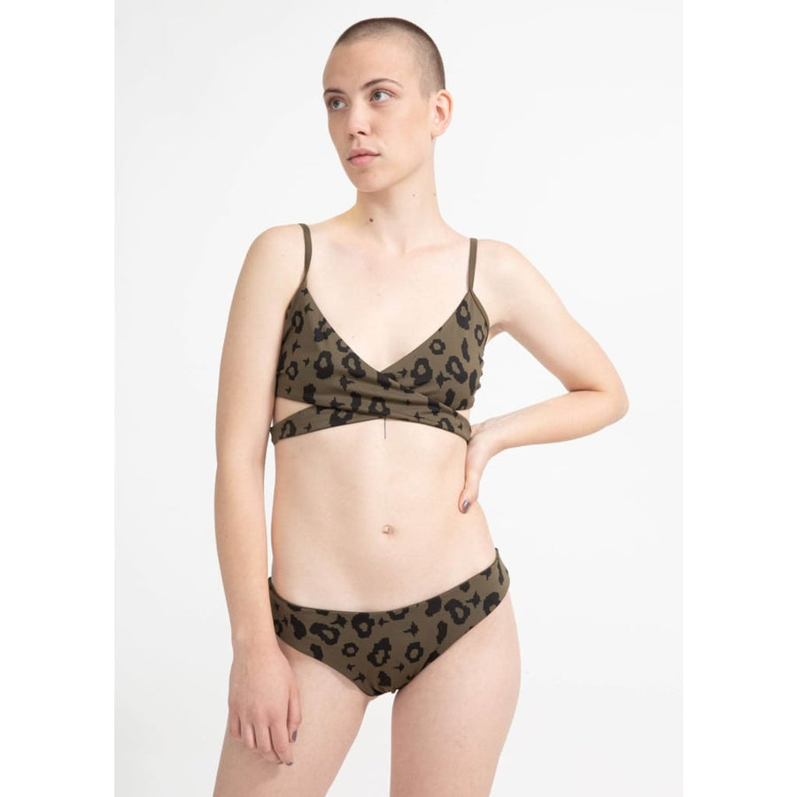 nachhaltige bikini top arpoador green leopard moss, sustainable swimwear, reversible swimwear